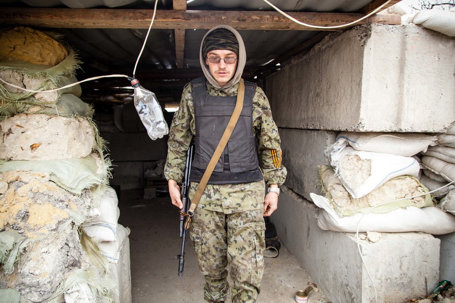 Soldado rebelde en una posición fortificada a la entrada del aeropuerto de Donetsk. (Juan TEIXEIRA)