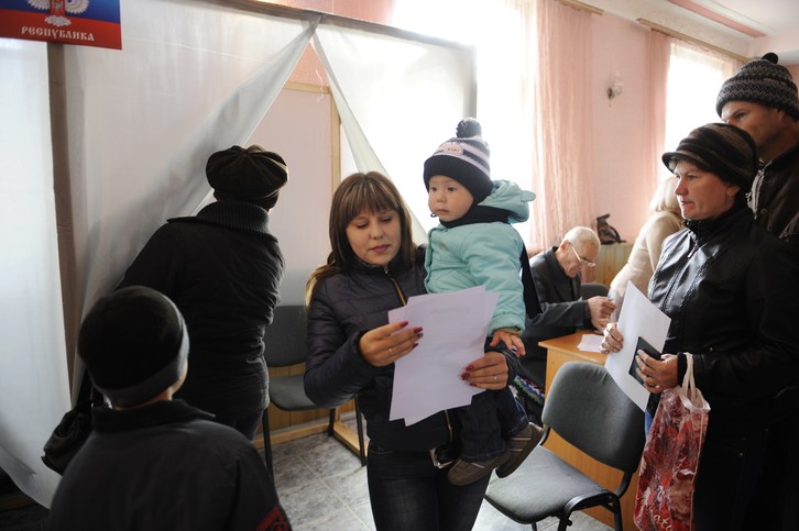Miles de personas han acudido a votar en Donbass. (AFP)