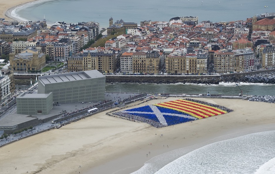 Katalunia eta Eskoziako banderak hondartzan. (@GureEskuDago)