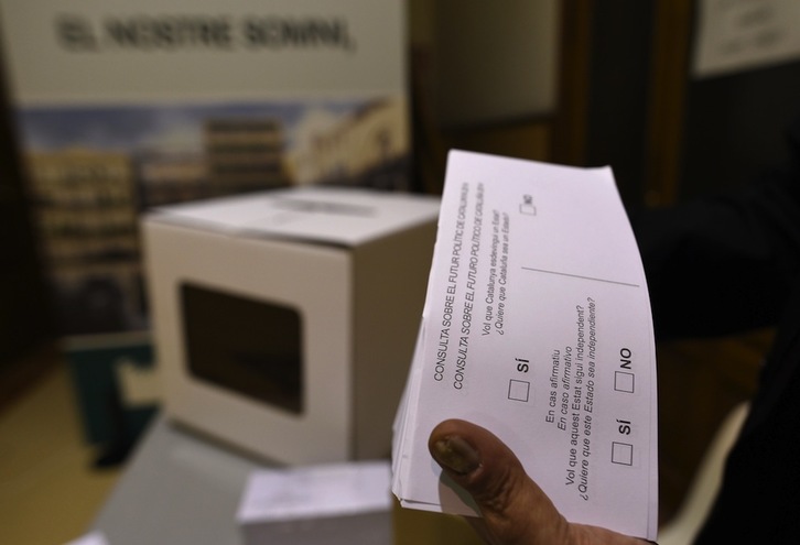 Una papeleta electoral y una urna durante la consulta del 9N. (Lluis GENE/AFP)