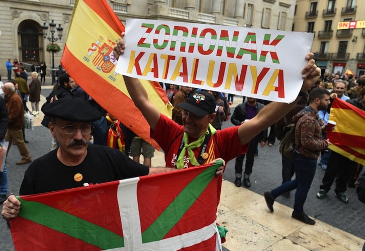 Los ultras han irrumpido en el acto de Independentistak con banderas españolas. (Lluis GENE/AFP)