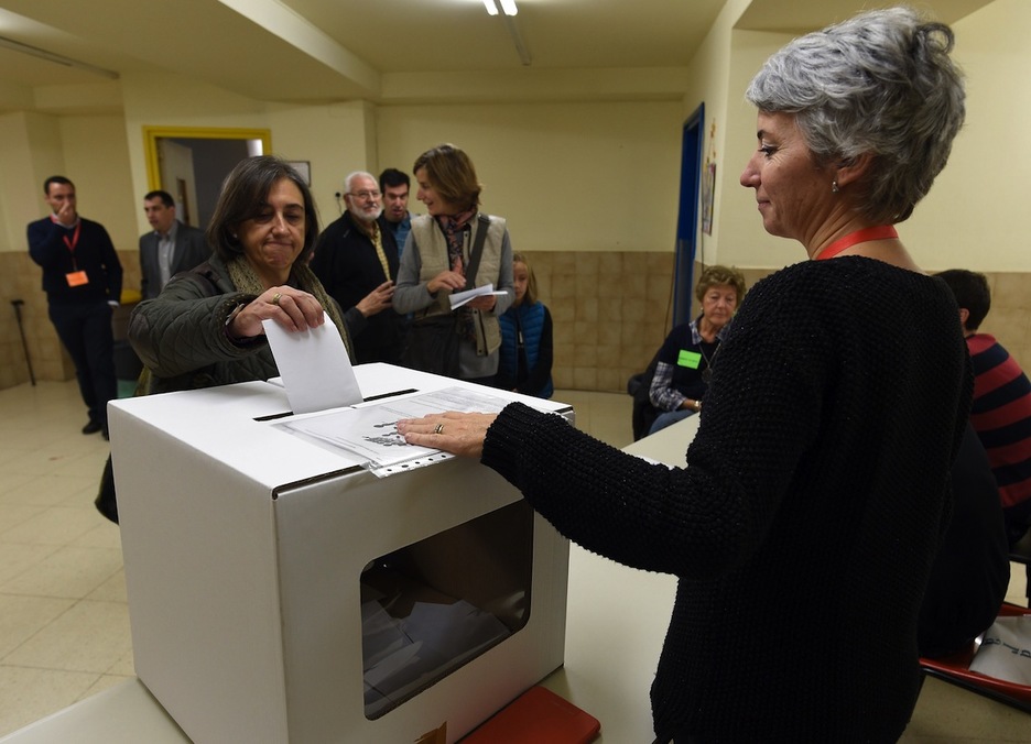 Una mujer votando en Barcelona. (Lluis GENE/AFP)