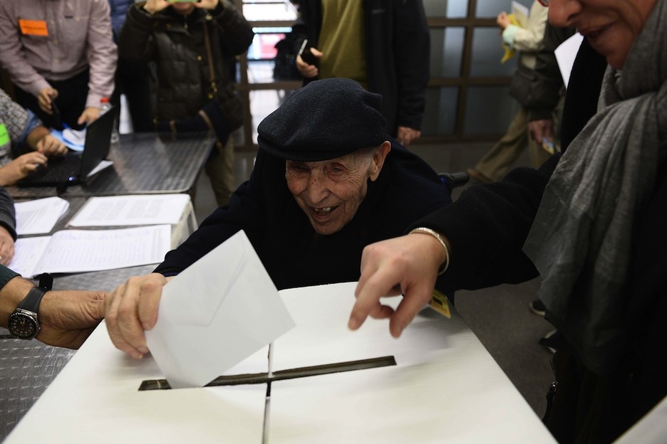 Un hombre de 93 años vota en Barcelona. (Josep LAGO/AFP)