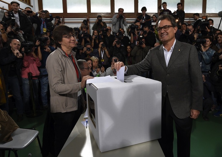 El president, Artur Mas, en el momento de votar en el 9N. (Lluis GENE/AFP)