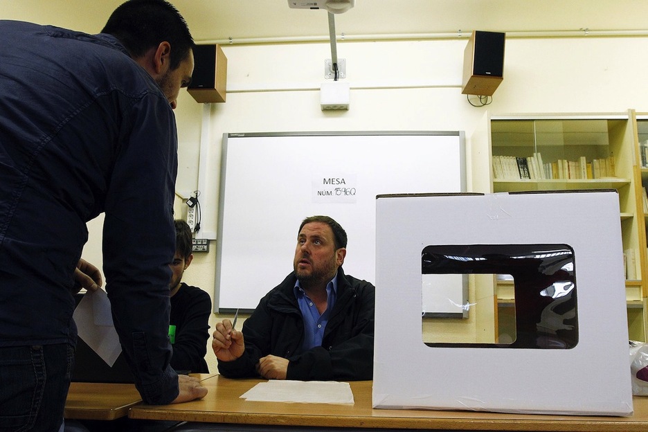 Oriol Junqueras preside un punto de votación en Sant Vicenç dels Horts. (Quique GARCÍA/AFP)
