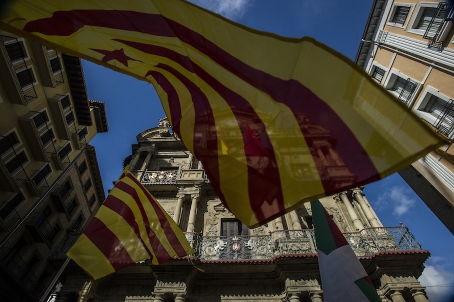 Kataluniako banderak haizatu dituzte Iruñean. (Iñigo URIZ/ARGAZKI PRESS)