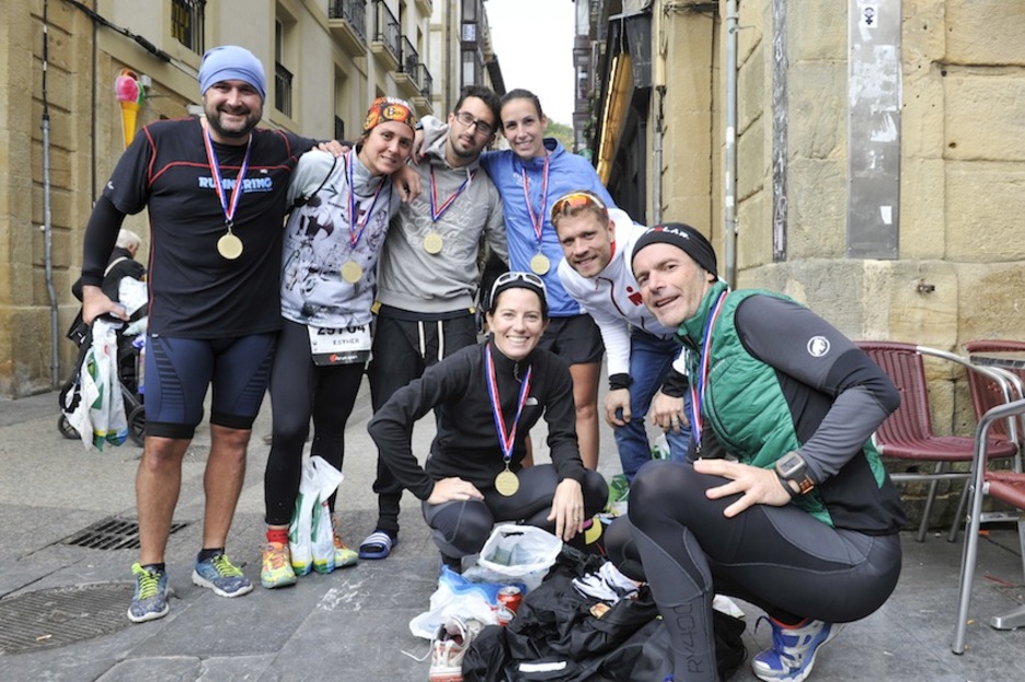 Un grupo de corredores posa feliz con sus medallas. (Idoia ZABALETA/ARGAZKI PRESS)