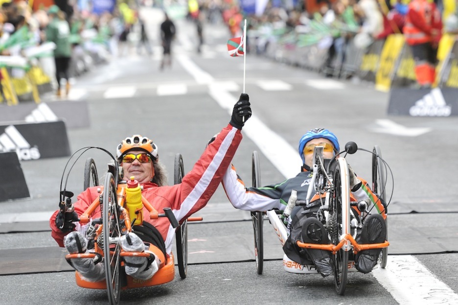 Dos participantes en sillas adaptadas llegan felices a meta. (Idoia ZABALETA/ARGAZKI PRESS)