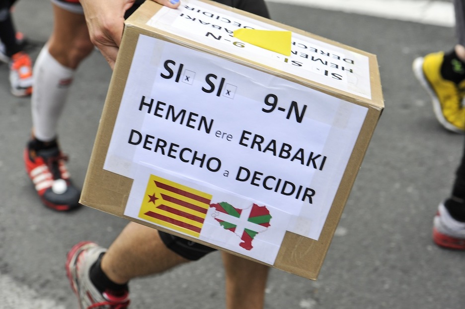 La consulta catalana, presente en la Behobia-Donostia. (Idoia ZABALETA/ARGAZKI PRESS)