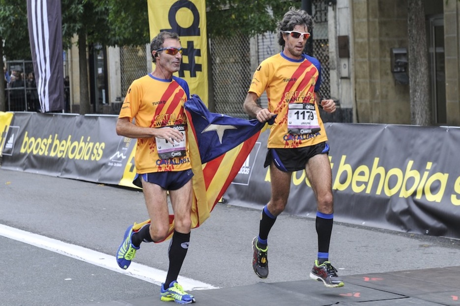 Dos catalanes con la estelada independentista. (Idoia ZABALETA/ARGAZKI PRESS)