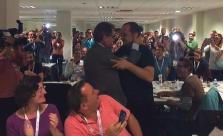 Abrazo entre Artur Mas y el diputado de la CUP David Fernández. (@ramontremosa)