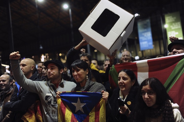 Independentistas catalanes y vascos celebran los resultados en el acto final de ANC y Òmnium. (Josep LAGO/AFP)