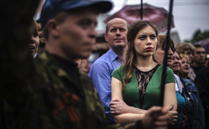 Habitantes de Lugansk asisten a los actos en los que los pro- rusos celebran su victoria en el referéndum sobre la independencia de esta ciudad. (Dimitar Dilkoff)