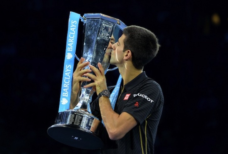 Novak Djokovic, con el trofeo. (Glyn KIRK/AFP PHOTO)