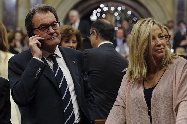 Joana Ortega, junto a Artur Mas. (Josep LAGO/AFP)