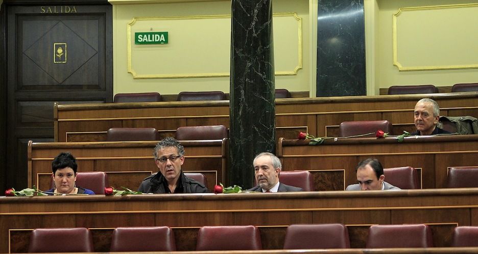 Diputados de Amaiur portando una rosa en el Congreso de los Diputados. (J.DANAE/ARGAZKI PRESS)