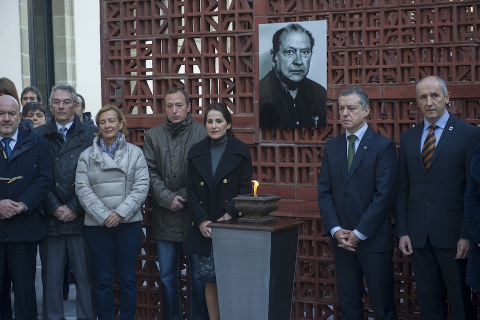 Los parlamentarios y el lehendakari, junto al pebetero y la imagen de Brouard. (Juanan RUIZ/ARGAZKI PRESS)