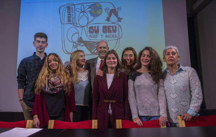 Algunos de los jóvenes que han elaborado el ‘Manifiesto Bilbao’, con el Ararteko y las representantes de Save the Children y Unicef. (Juanan RUIZ/ARGAZKI PRESS)