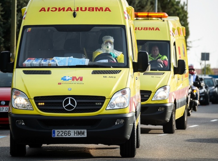 La ambulancia en la que ha sido trasladada la médica navarra llega al Hospital Carlos III de Madrid. (Dani POZO/AFP)