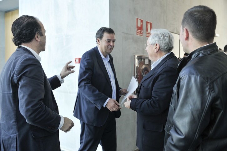De izquierda a derecha, Carlos Adanero (UPN), Juan José Lizarbe (PSN), Patxi Zabaleta (Aralar-NaBai) y Xabi Lasa (Aralar-NaBai), han valorado la encuesta. (Idoia ZABALETA/ARGAZKI PRESS)