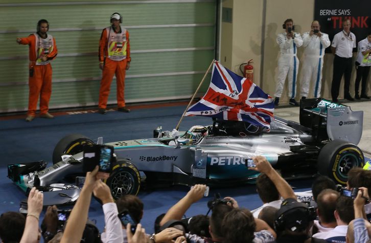 Hamilton con la bandera británica. (Karim SAHIB / AFP)