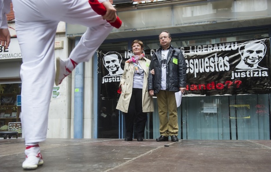 La madre y el padre de Iñigo Cabacas, en el homenaje coincidiendo con el segundo aniversario de su muerte. (Luis JAUREGIALTZO / ARGAZKI PRESS)