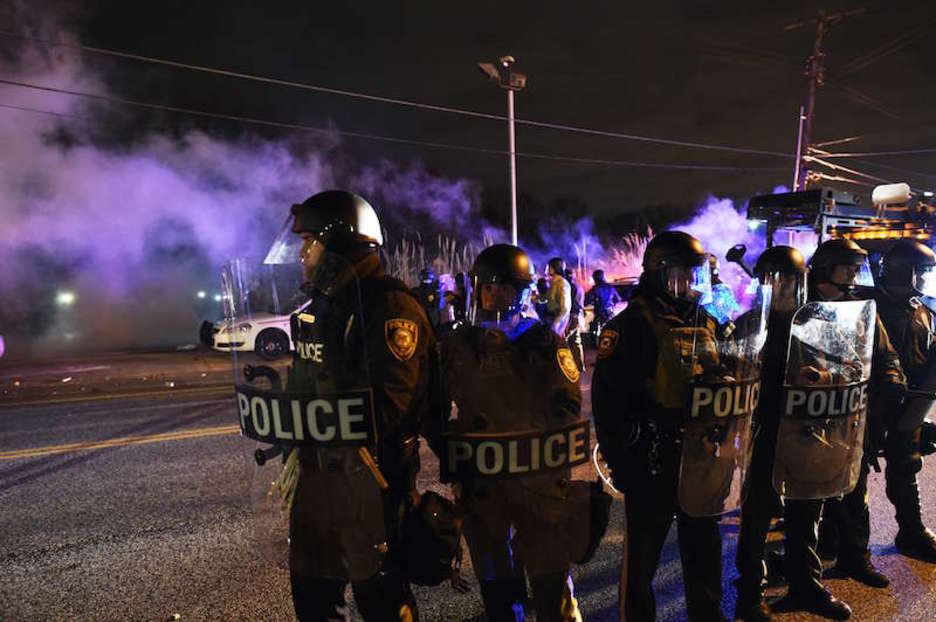 Policías en Ferguson. (JEWEL SAMAD / AFP). 
