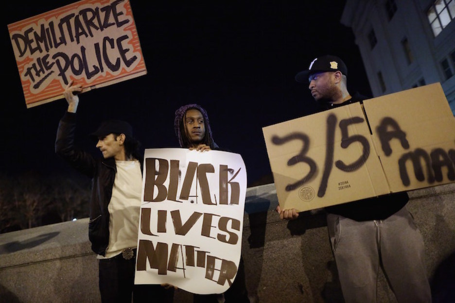 «Desmilitarizar la Policía» y «la vida de negros importa», en Washington. (Chip SOMODEVILLA / AFP)