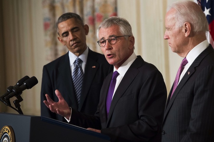 Chuck Hagel expone sus motivos para renunciar observado por Obama y el vicepresidente de EEUU, Joe Biden. (Saul LOEB/AFP)