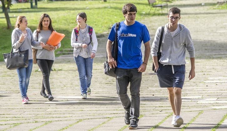 Grupo de estudiantes en el campus de Ibaieta. (Gorka RUBIO / ARGAZKI PRESS)