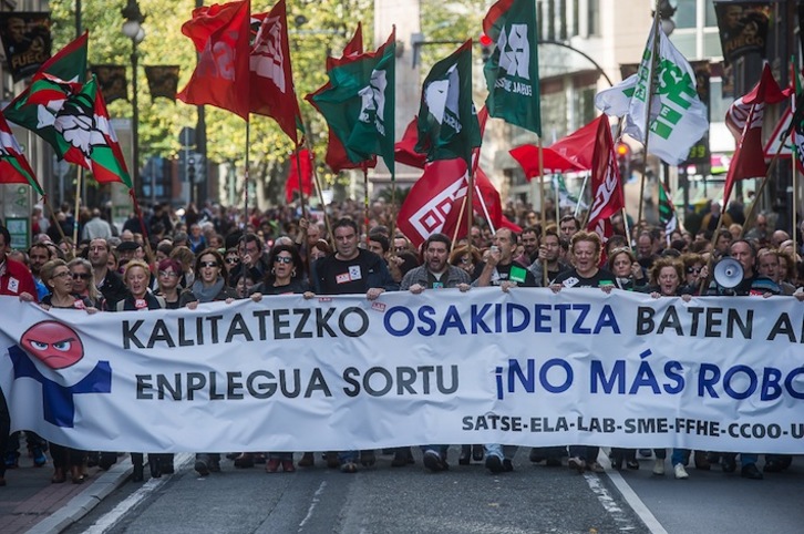 Los sindicatos de Osakidetza se han manifestado a mediodía en Bilbo. (Luis JAUREGIALTZO/ARGAZKII PRESS)