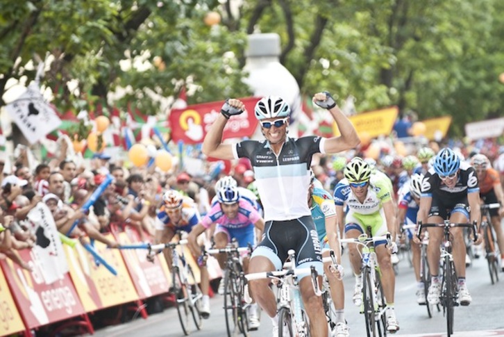 Daniele Bennati se impuso en la etapa de la Vuelta que terminó en Gasteiz en 2011. (Jon HERNÁEZ / ARGAZKI PRESS)