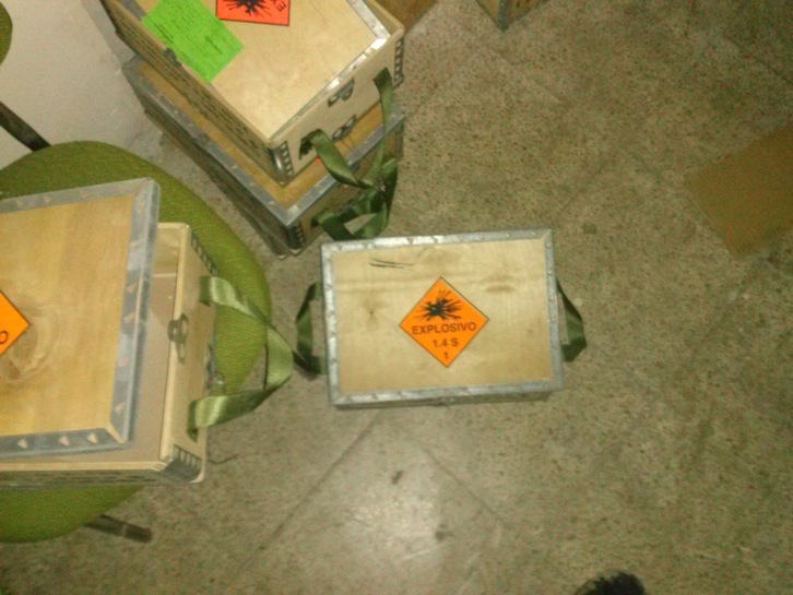 Cajas de explosivo halladas en el cuartel de Aldapeta. 