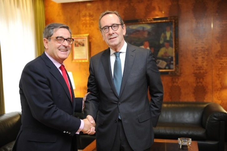 Gregorio Villalabeitia, presidente de Kutxabank, junto a Mario Fernández, su predecesor en el cargo. (ARGAZKI PRESS)