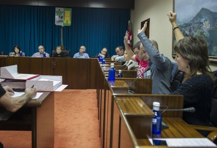 Votación en el pleno del Ayuntamiento de Leioa, ayer, para aprobar las conclusiones de la comisión de investigación sobre Pinosolo. (Monika DEL VALLE/ARGAZKI PRESS)
