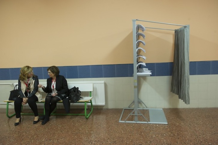 Papeletas esperando a electores en un colegio de Gasteiz. (Raul BOGAJO/ARGAZKI PRESS)