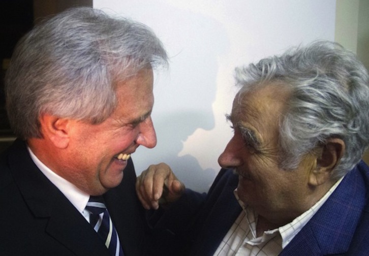 Tabaré Vázquez y José Mujica celebran el resultado del Frente Amplio. (Nico CORREA/AFP PHOTO)