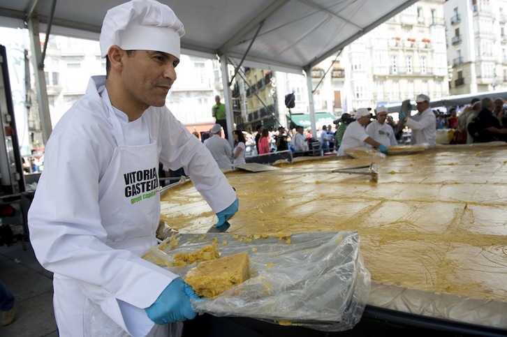 Proceso de elaboración de la tortilla gigante, el pasado 2 de agosto. (Raúl BOGAJO/ARGAZKI PRESS)