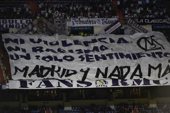 Una pancarta contra la violencia desplegada esta tarde en el Bernabéu durante el partido de Copa. (Pierre-Philippe MARCOU/AFP) 