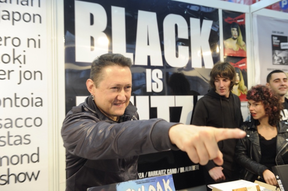 Fermin Muguruza, ‘Black is beltza’ren promozioa egiten. (Jon URBE/ARGAZKI PRESS)