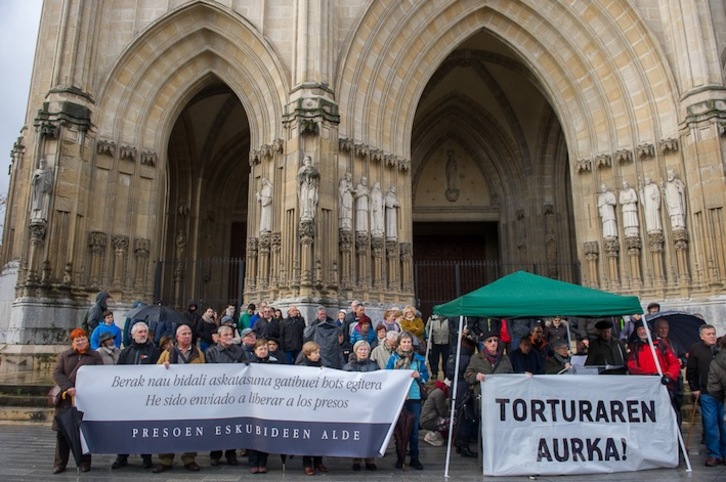 Representantes de las Comunidades Cristianas, Herria 2000 Eliza y la Coordinadora de Sacerdotes de Euskal Herria se han concentrado en Gasteiz. (Juanan RUIZ/ARGAZKI PRESS)