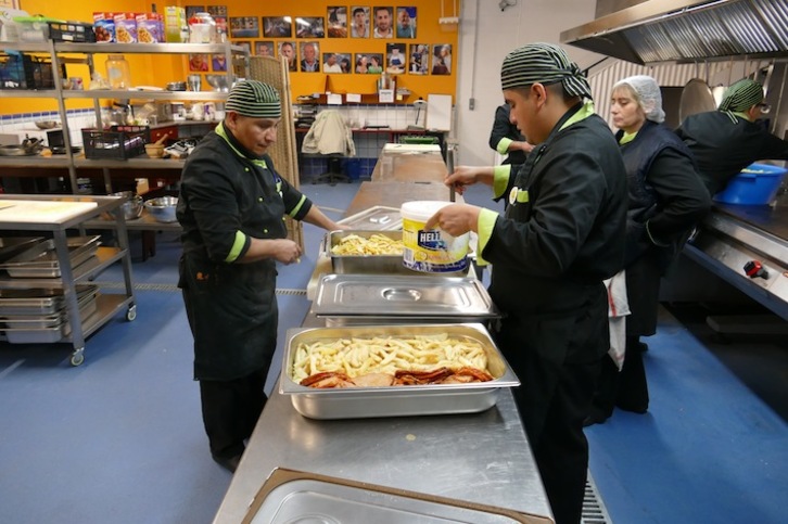 Preparando la comida en las nuevas instalaciones de Mutiloabeiti. (Gotzon ARANBURU/ARGAZKI PRESS)