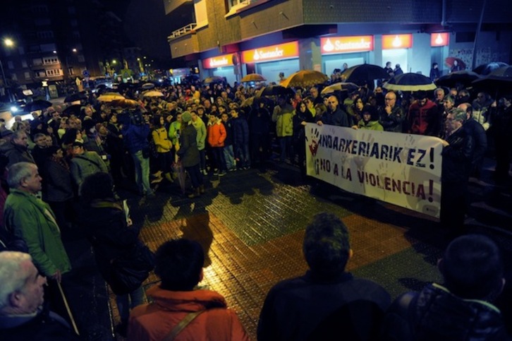 Concentración en Abadiño para denunciar las dos muertes. (ARGAZKI PRESS)