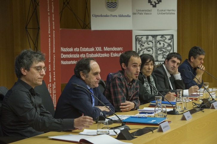 Los participantes en la mesa redonda. (Andoni CANELLADA / ARGAZKI PRESS)
