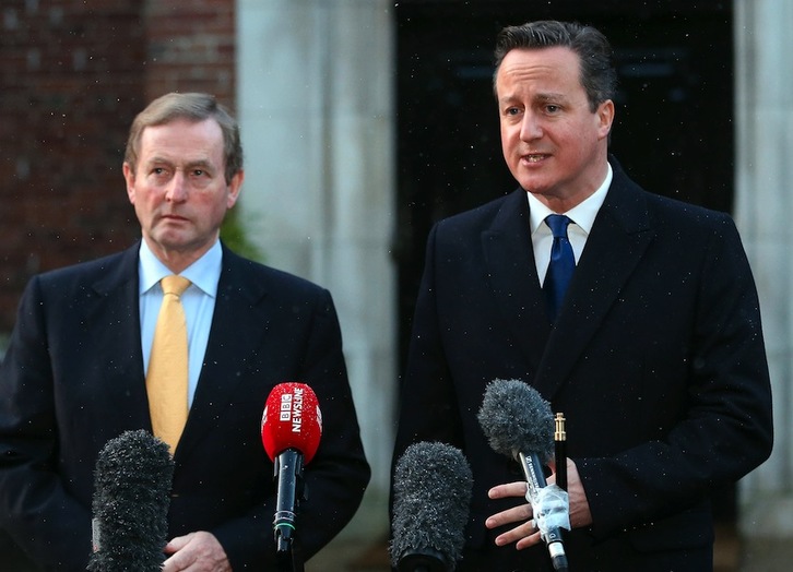 El primer ministro irlandés, Enda Kenny, y su homólogo británico, David Cameron, en una comparecencia anterior en Stormont. (Paul FAITH/AFP)