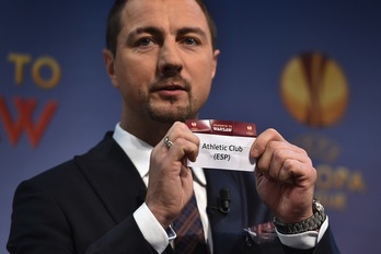 El delegado de la UEFA en la Europa League Jerzy Dudek saca la papeleta con el nombre del Athletic. (Fabrice COFFRINI/AFP) 