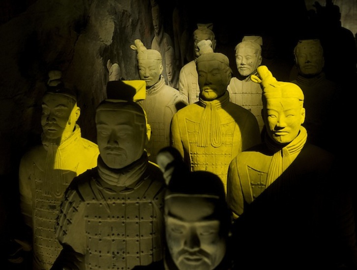 Réplicas de los guerreros de Xian en el Palacio Euskalduna. (Luis JAUREGIALTZO / ARGAZKI PRESS)