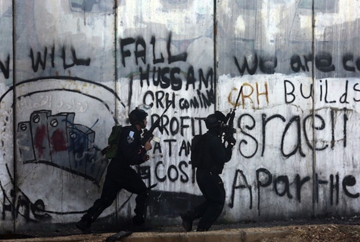 Miembros de las fuerzas israelíes, desplegados cerca del ‘checkpoint’ de Qalandia, en una imagen de archivo. (Abbas MOMANI/AFP PHOTO)