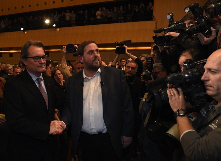 Mas y Junqueras, durante la presentación de la propuesta de ERC, el 2 de diciembre. (Lluis GENE/AFP)