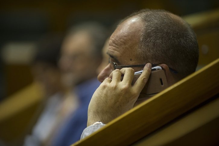 Joseba Egibar hablando por teléfono en una sesión parlamentaria. (Juanan RUIZ / ARGAZKI PRESS)